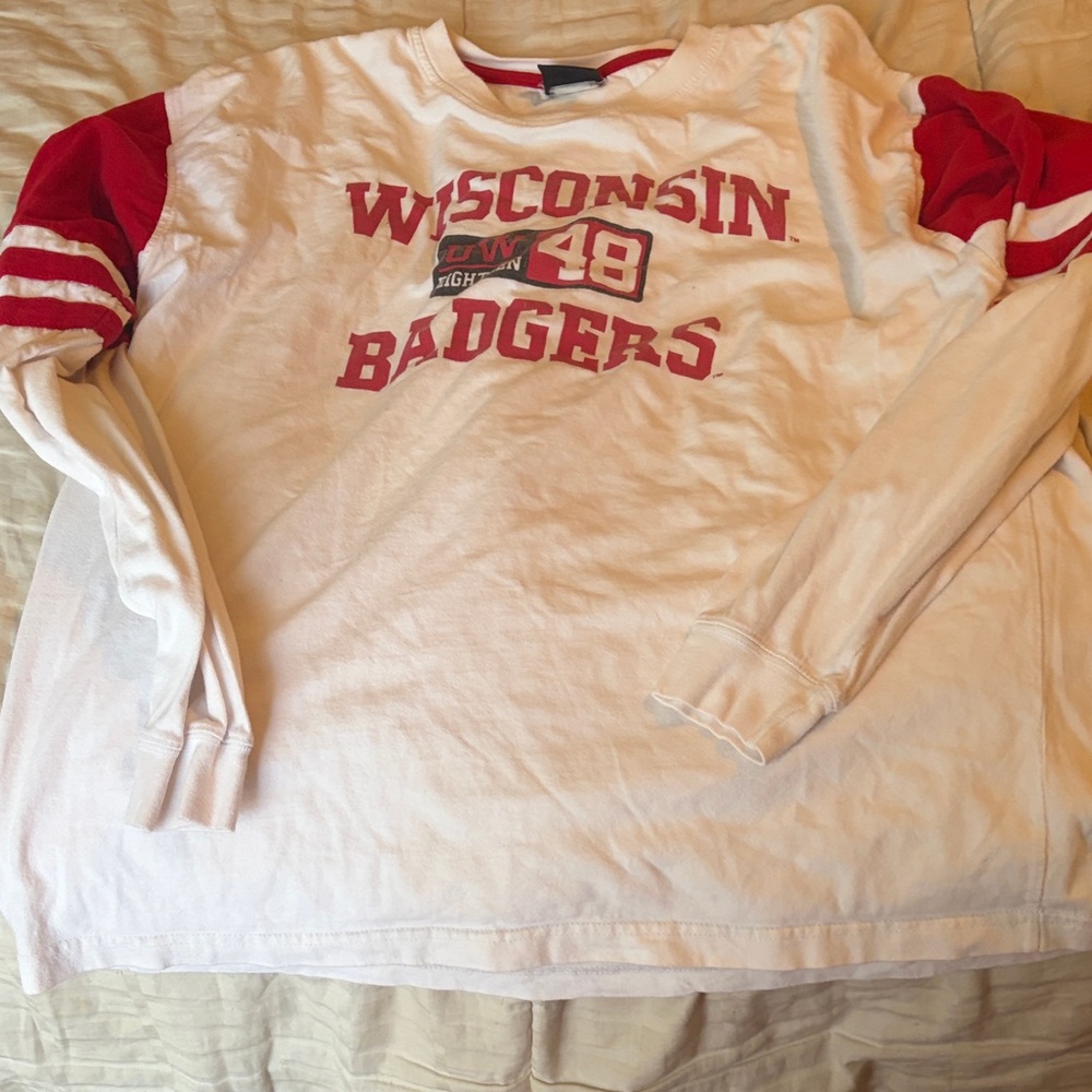 Wisconsin Badgers Long Sleeve Shirt no size tag fits like a‎ m-l
